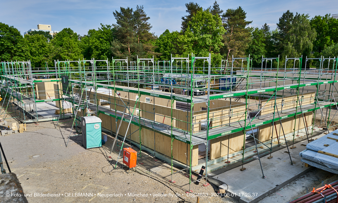 01.06.2023 - Neue Holzwände für das Haus für Kinder in Neuperlach in München